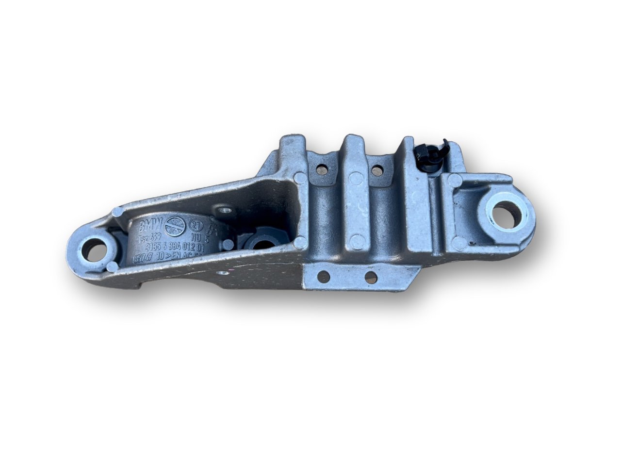 BMW 5 (G30 / G31) Sway bar bush bracket, front BMW M5 Sway bar bush bracket, front OEM 3130688...