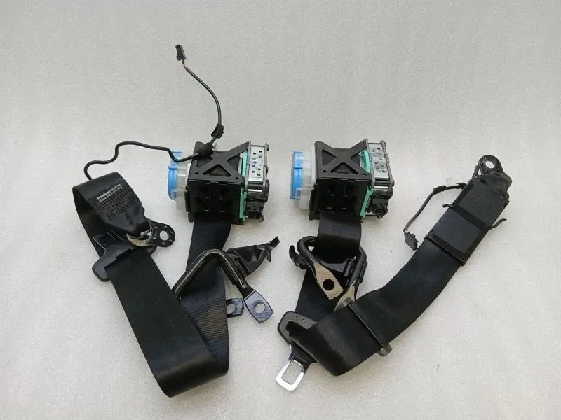 Audi R8 Front seatbelt Audi R8 Front seatbelt 427857705E

Part codes: ...
