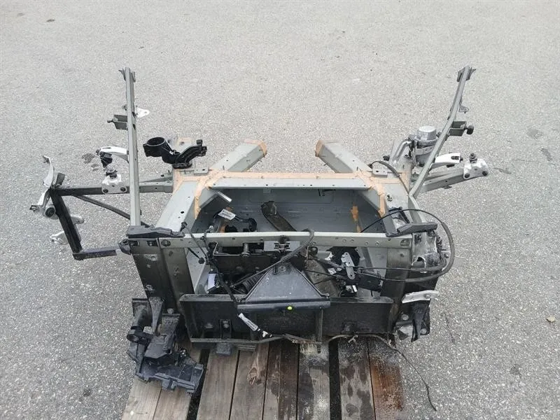 Audi R8 Front End Clip Audi R8 Front End Clip 4S0805028K — With defect...