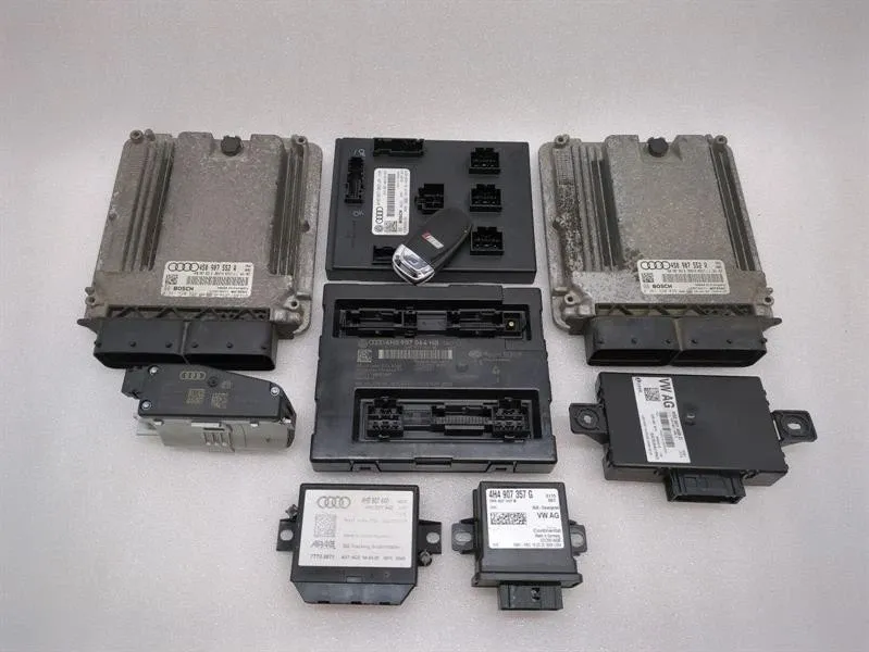 Audi R8 Engine ECU Audi R8 Engine ECU 4S0907552R

Part codes: 4S09...