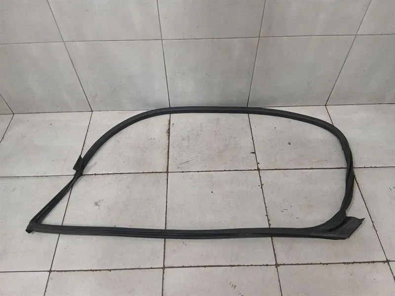 Audi R8 Door Seal Audi R8 Door Seal 4S0837911A — With defects

Pa...