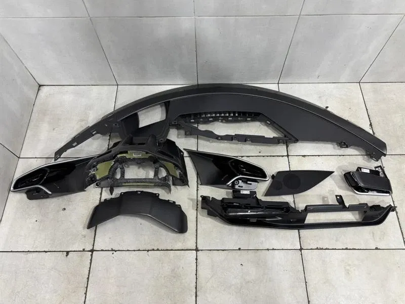 Veneer Brand/Model: FERRARI 296
Year: 2025
Engine: 299...