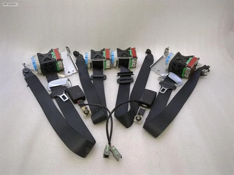 Front seatbelt Brand/Model: ASTON MARTIN RAPIDE
Year: 2013
Eng...