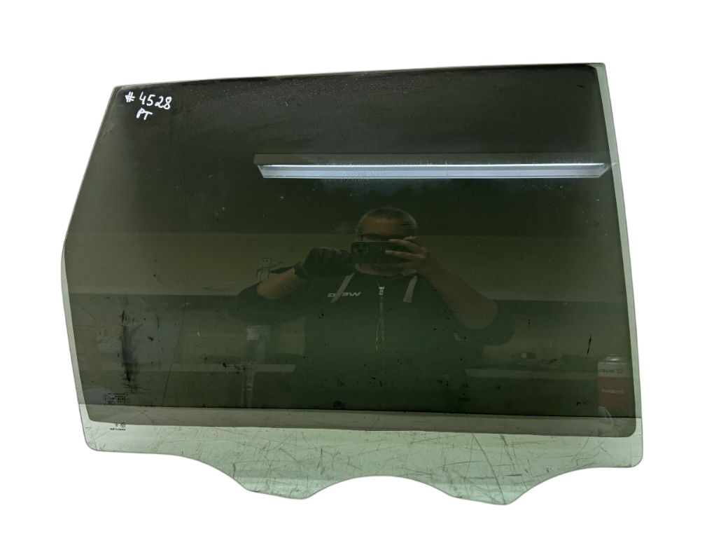 Porsche Cayenne Door window glass rear right Porsche Cayenne Door window glass rear right 95...