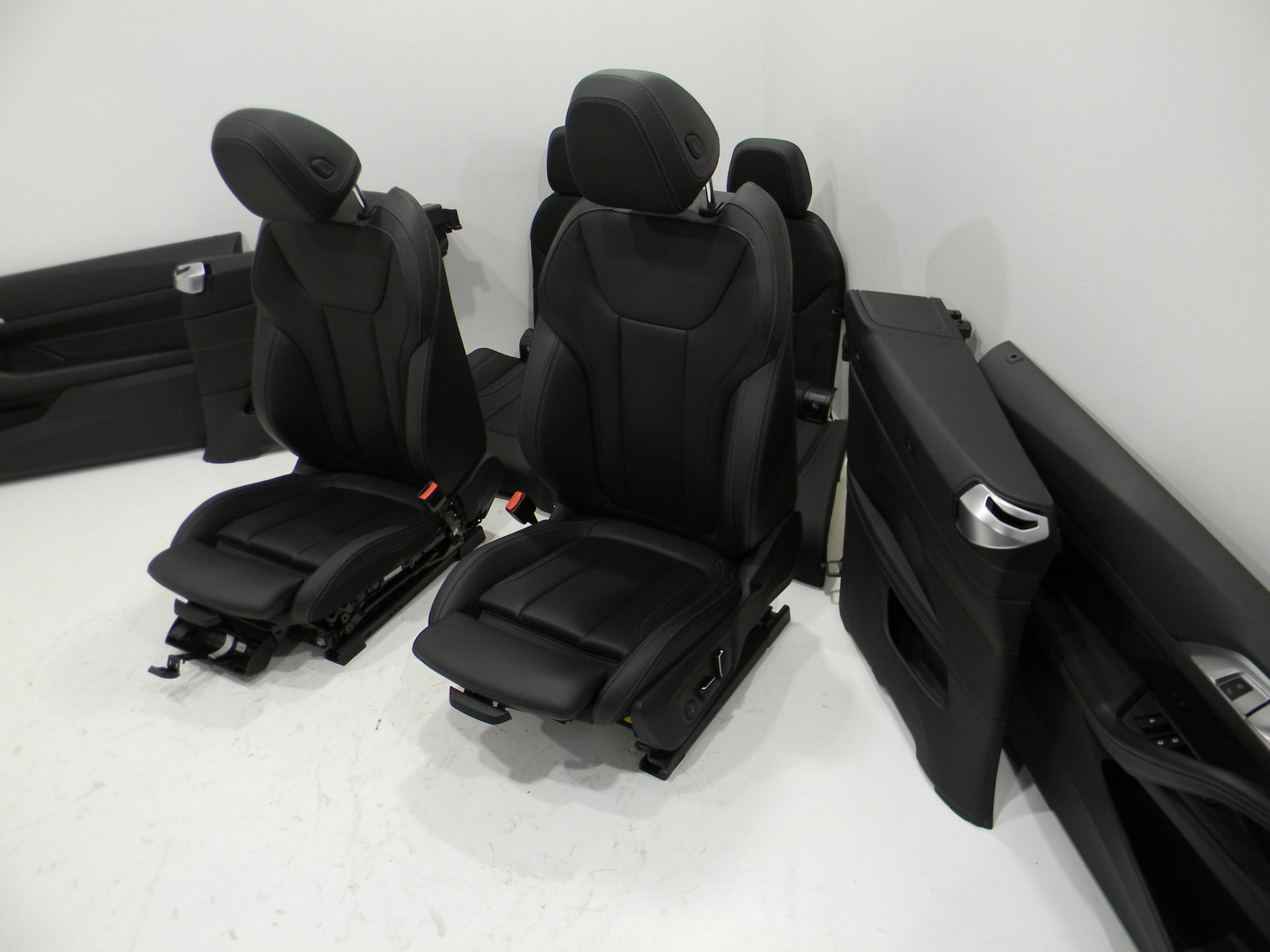 BMW 4 (G22 / G23 / G26)  Seat Set BMW 4 SERIES Seat Set OEM CM64034

Part codes: ...