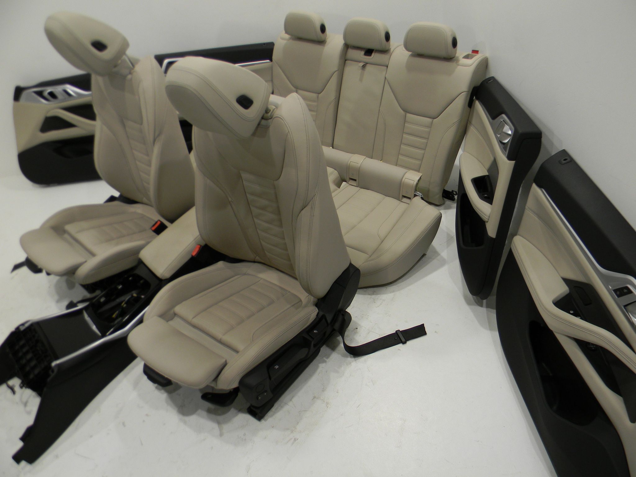BMW 4 (G22 / G23 / G26)  Seat Set BMW 4 SERIES Seat Set OEM FN45614

Part codes: ...