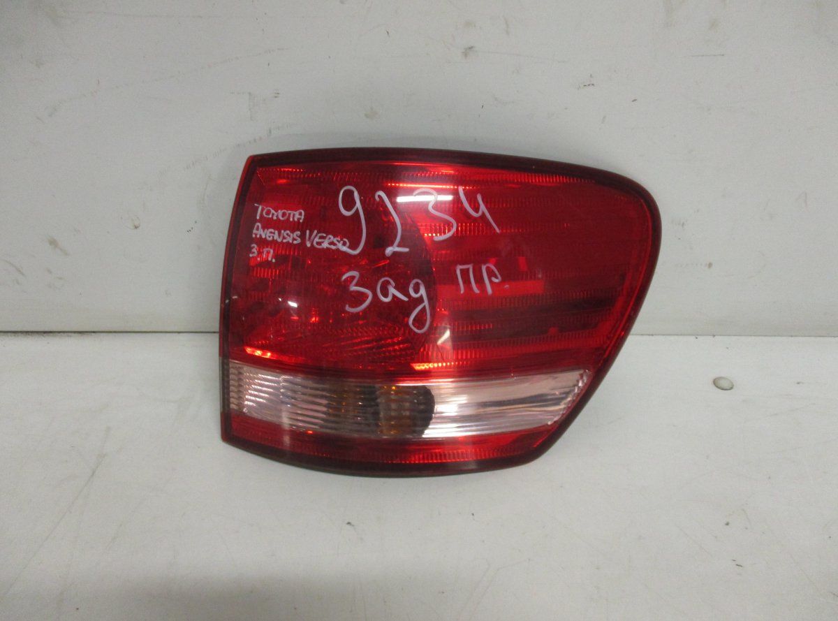 Toyota Avensis Verso Tail light, right TOYOTA AVENSIS VERSO (XM20) (2001-2009) Tail li...