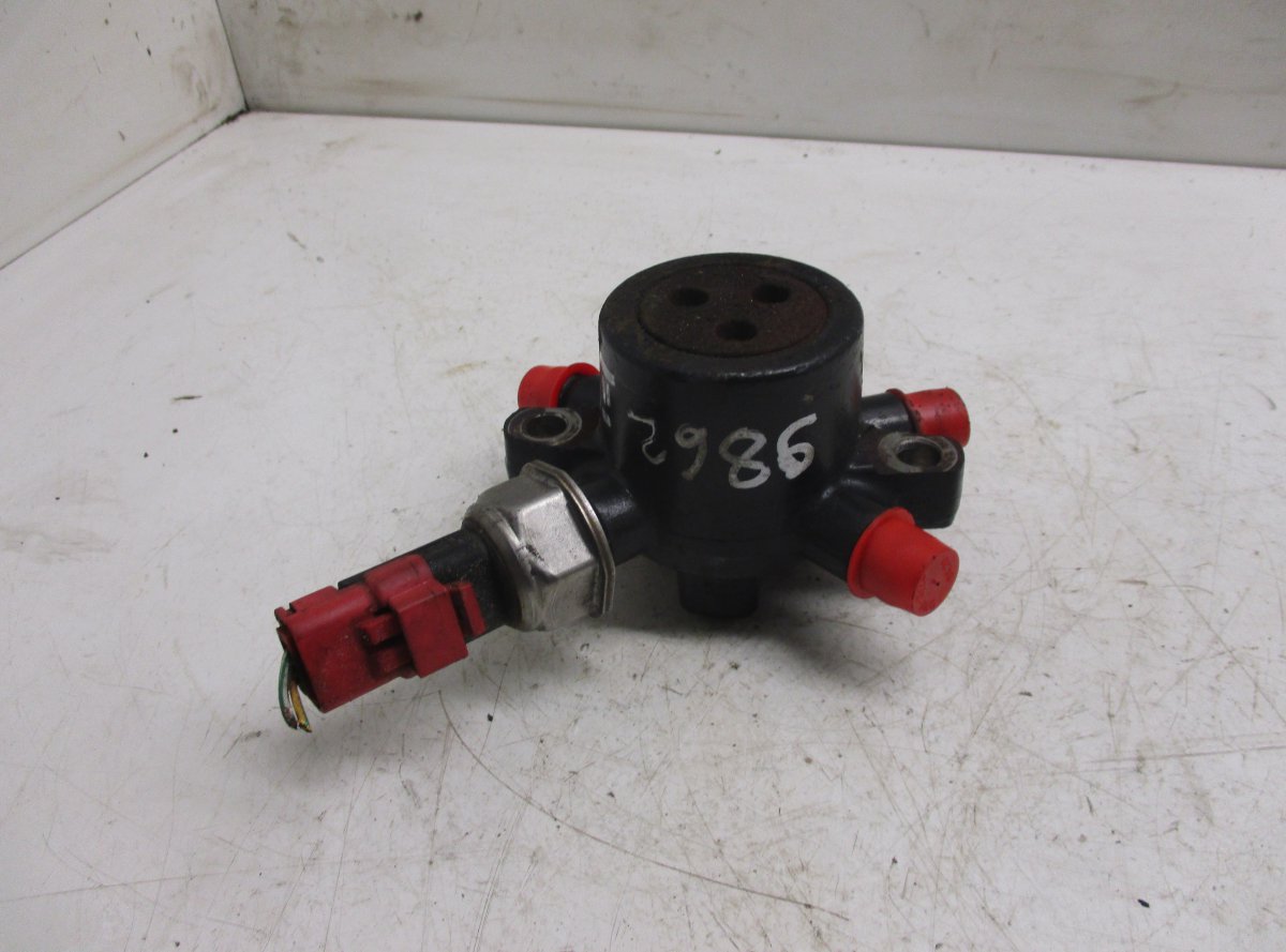 Ford Focus Fuel Distributor / fuel rail FORD FOCUS II (2004-2012) Fuel Distributor / fu...