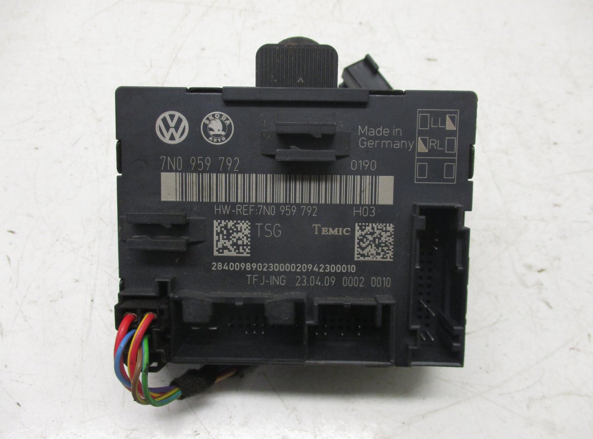 Skoda Superb (3T) Door control unit front left SKODA SUPERB II (3T4, 3T5) (2008-2015) Door con...