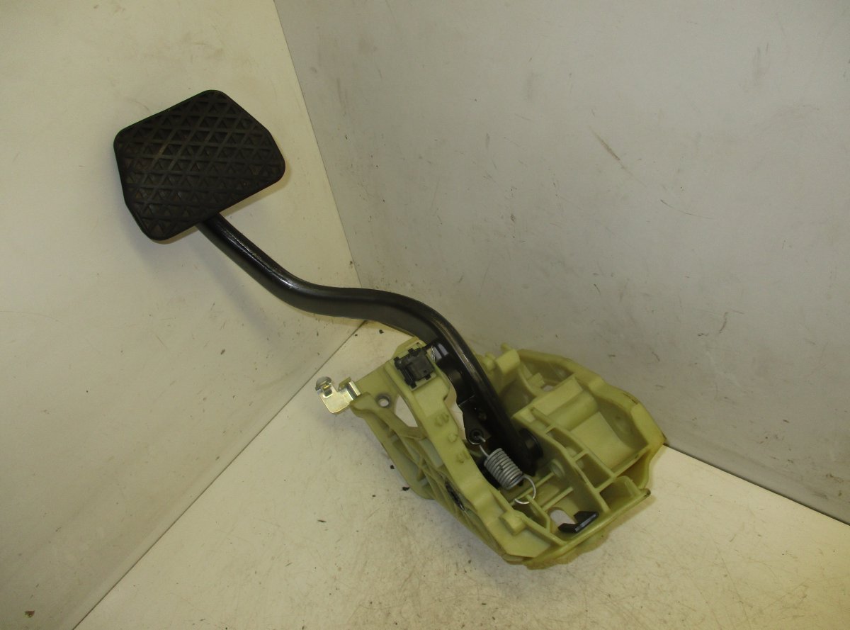 BMW 5 (E60 / E61) Jarrupoljin BMW 5 (E60, E61) (2003-2010) Brake pedal 676922...