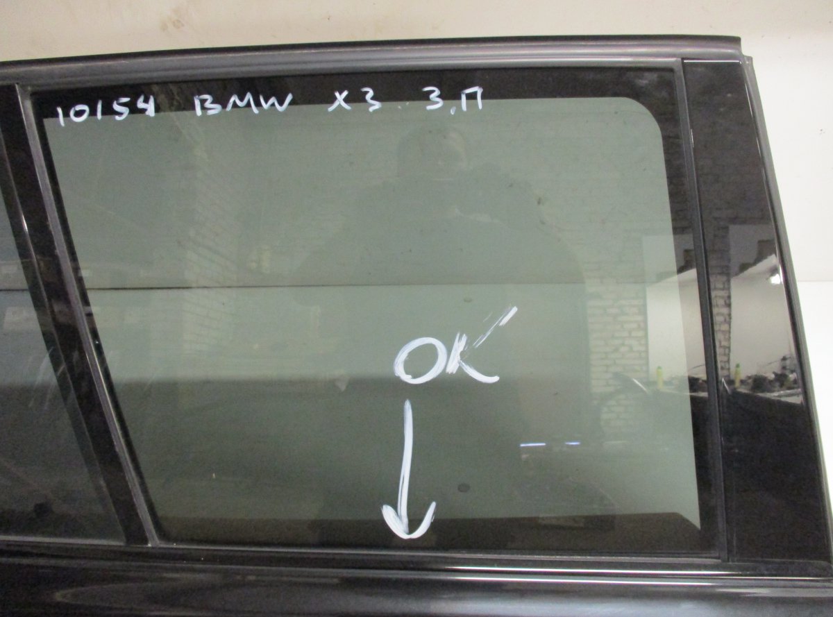 BMW X3 (E83) Door window glass rear right