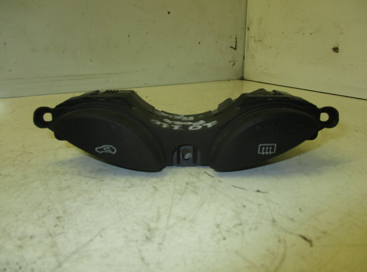 Ford Focus Rear window heater switch