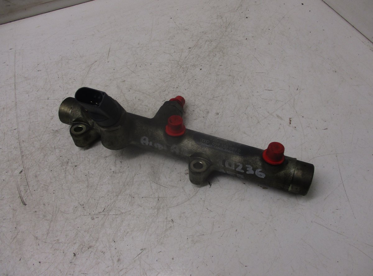 Audi A8 (D3) Fuel Distributor / fuel rail Fuel distributor / fuel rail — AUDI A8 (4E) (20...