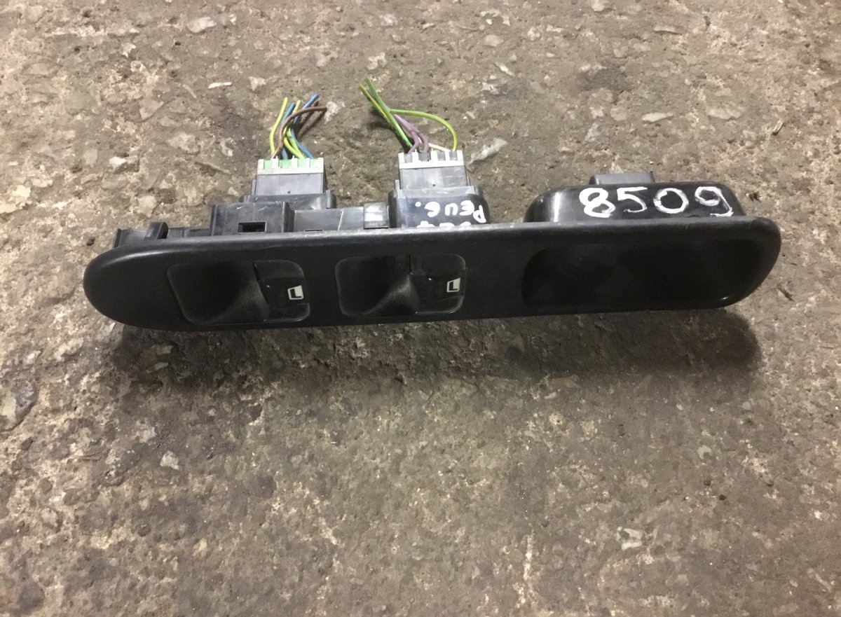 Peugeot 307 Main windows switch PEUGEOT 307 (2000-2007) Main windows switch

Ge...