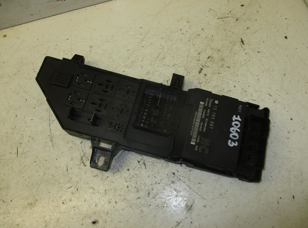 Opel Signum Fuse box OPEL SIGNUM (2003-2008) Fuse box 13223679

Part...