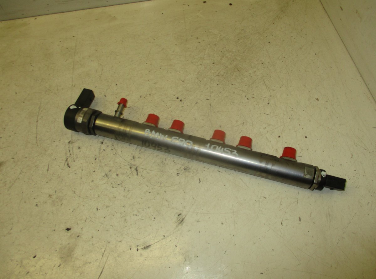 BMW 3 (E90 / E91 / E92 / E93) Fuel Distributor / fuel rail BMW 3 (E90, E91, E92, E93) (2005-2011) Fuel Dis...