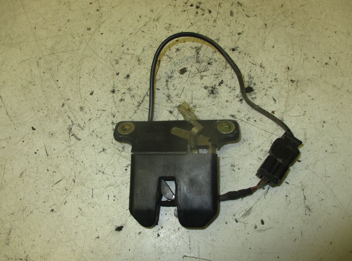 Audi 80 (B4) Bootlid / tailgate lock AUDI 80 / COUPE / CABRIO (B4) (1991-1996) Bootl...