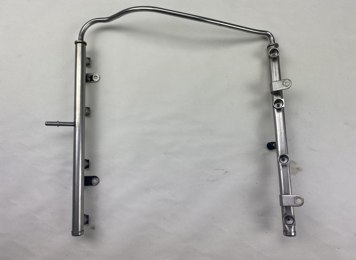 Jeep Grand Cherokee (WK) Fuel Distributor / fuel rail Fuel distributor / fuel rail — JEEP GRAND CHERO...