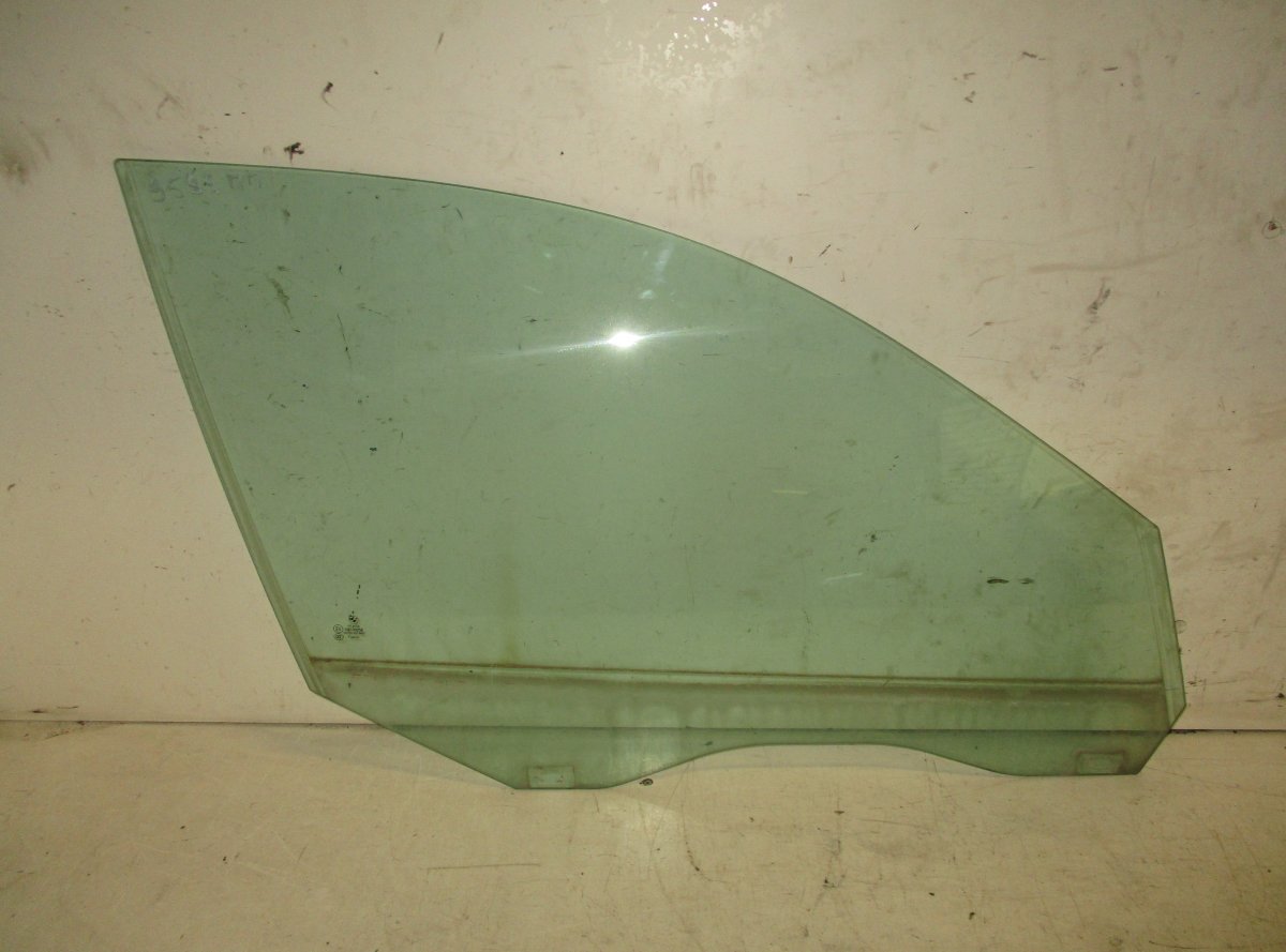 BMW 5 (E60 / E61) Door window glass front right