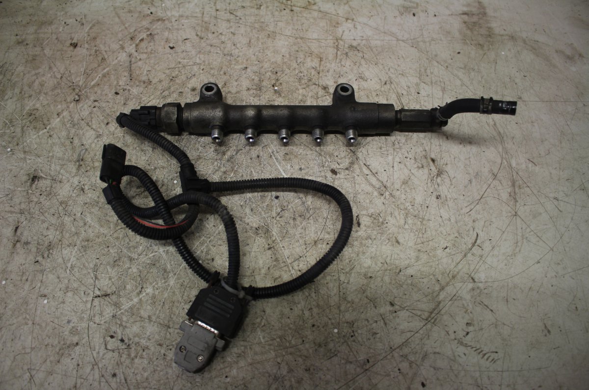 Subaru Legacy Fuel Distributor / fuel rail SUBARU LEGACY IV / Outback (2003-2009) Fuel Dis...