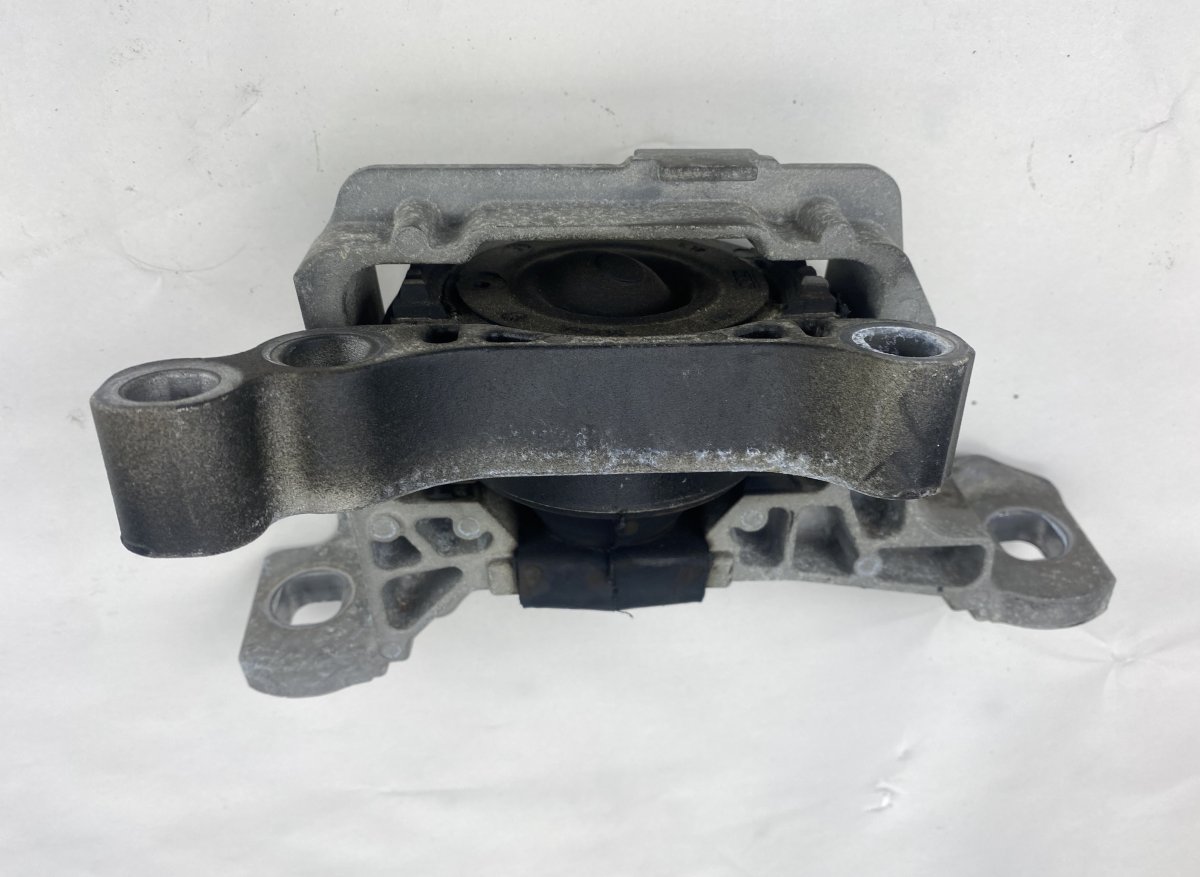 Volvo V40 Engine Mount right VOLVO V40 (2012-2019) Engine Mount right 131511...