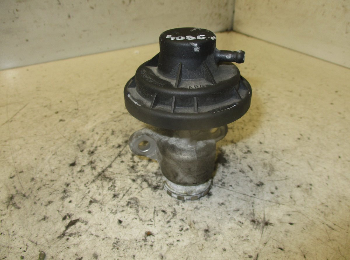 Volkswagen Golf 4 EGR Valve EGR valve — VW GOLF V (1K) (2003-2009) — 038131...
