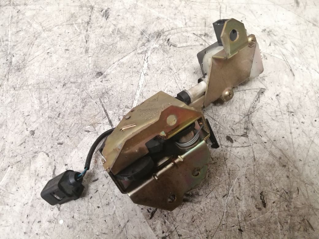 Porsche Cayenne Rear window lock