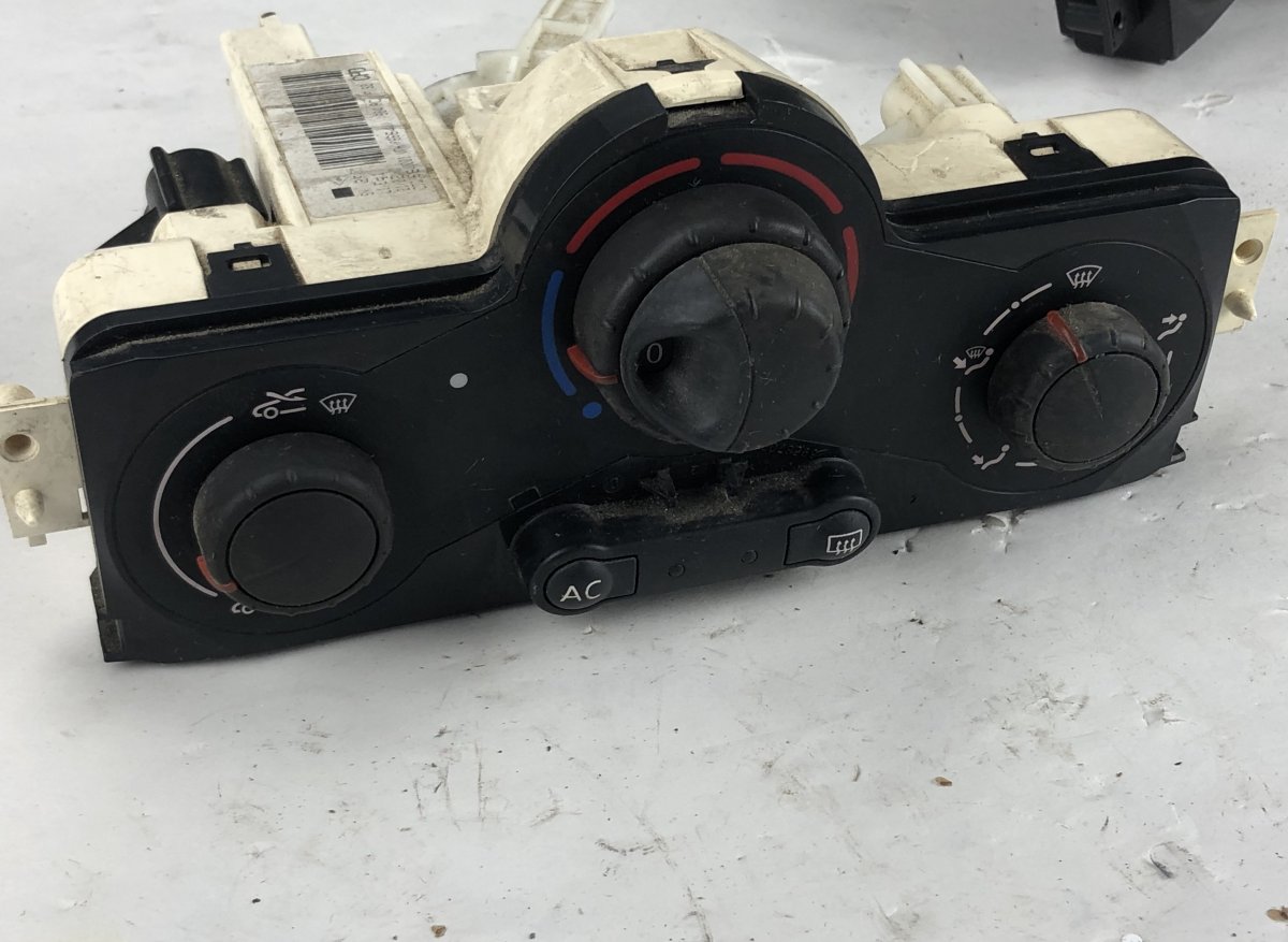 Renault Megane Heater control panel Heater control panel — RENAULT MEGANE II (2002-...