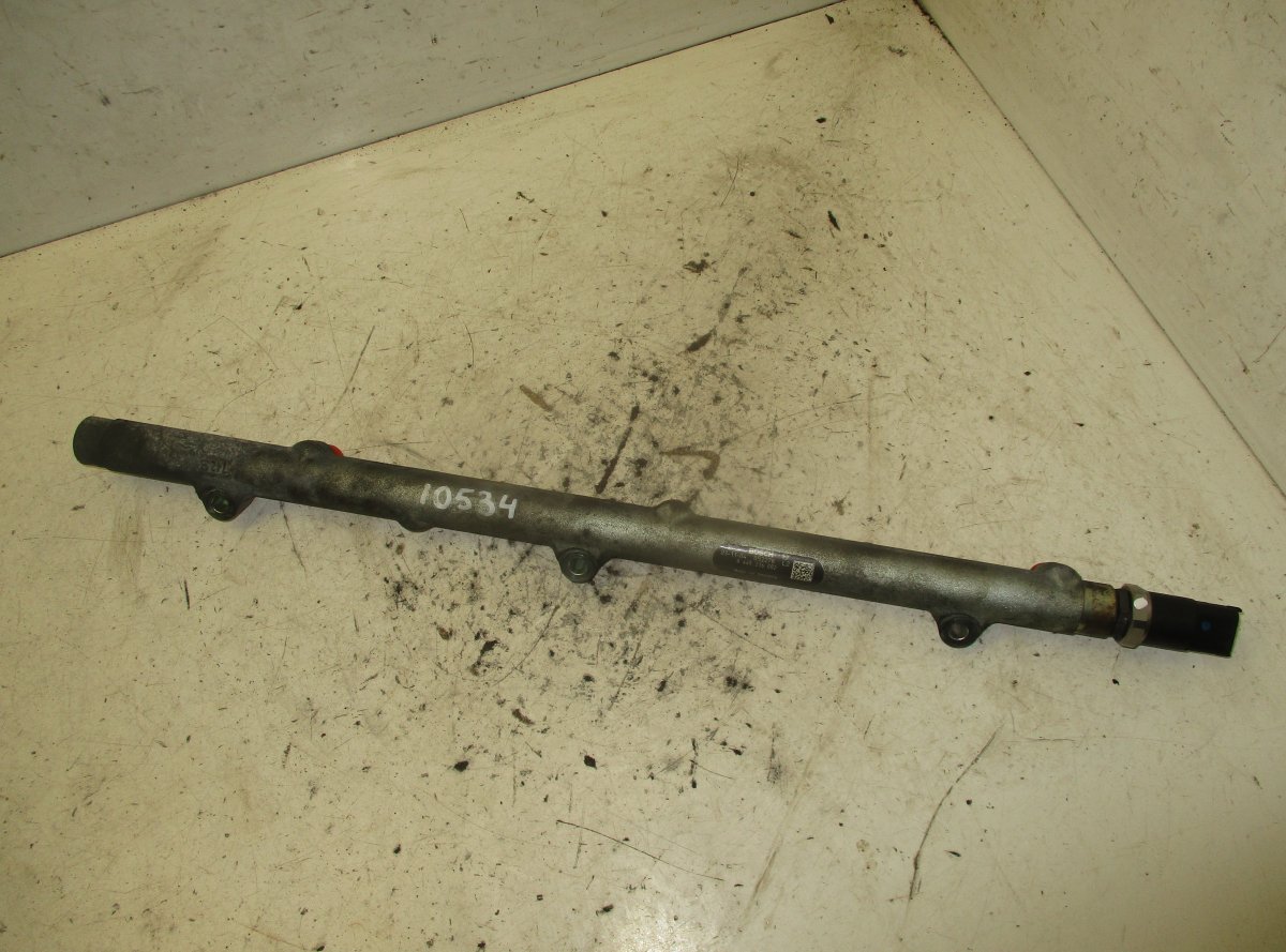 BMW 5 (E39) Fuel Distributor / fuel rail