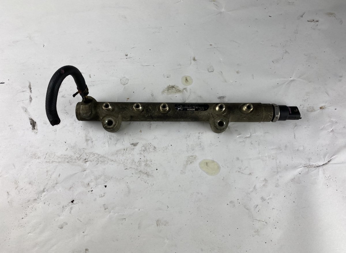 Toyota Yaris Fuel Distributor / fuel rail Fuel distributor / fuel rail — TOYOTA YARIS II ...