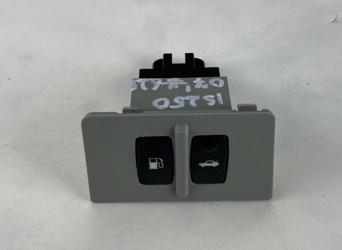 Lexus IS Fuel flap release handle / switch in cabin LEXUS IS II (XE20) (2005-2013) Fuel flap releas...
