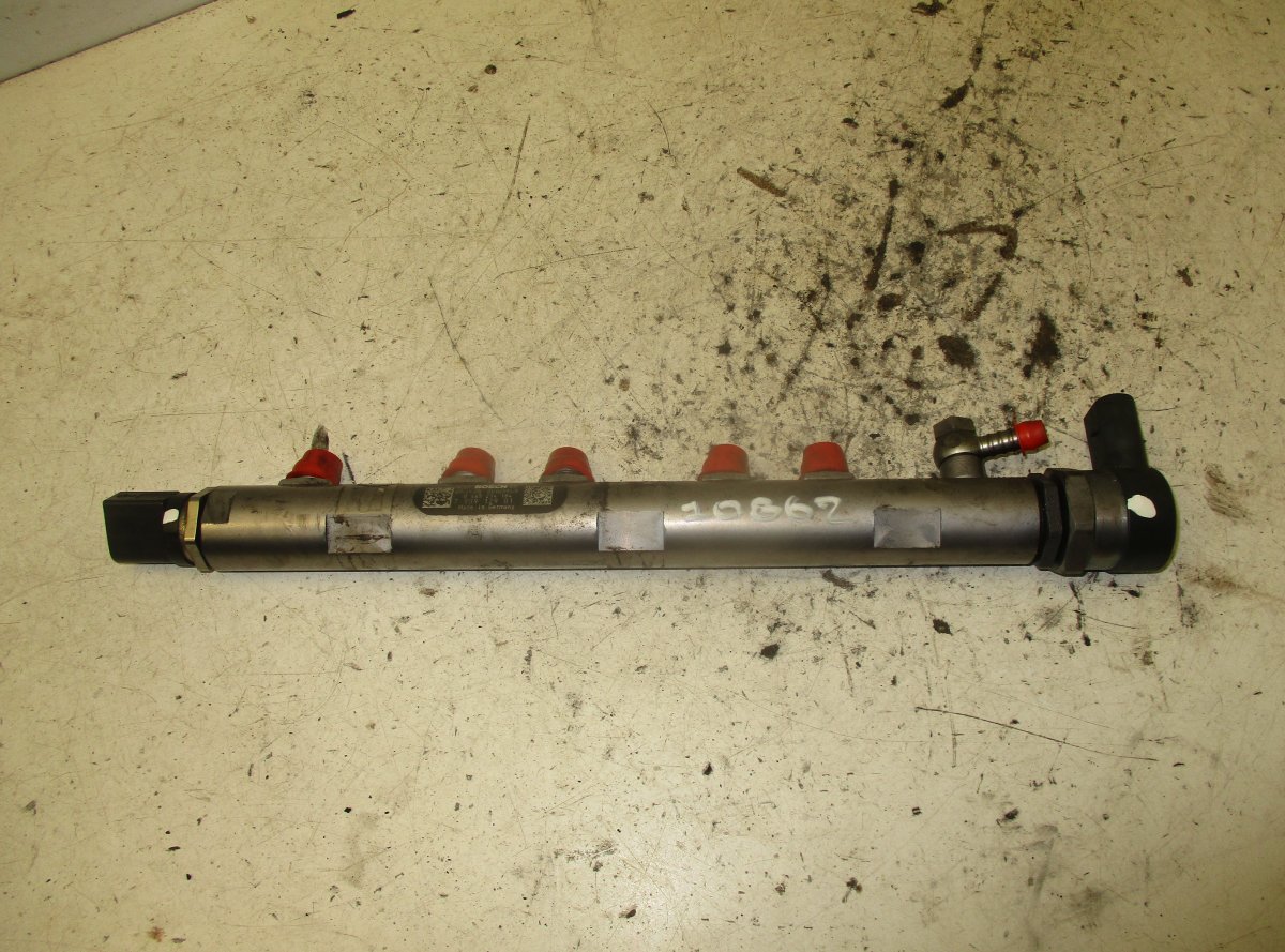 BMW 5 (E60 / E61) Fuel Distributor / fuel rail