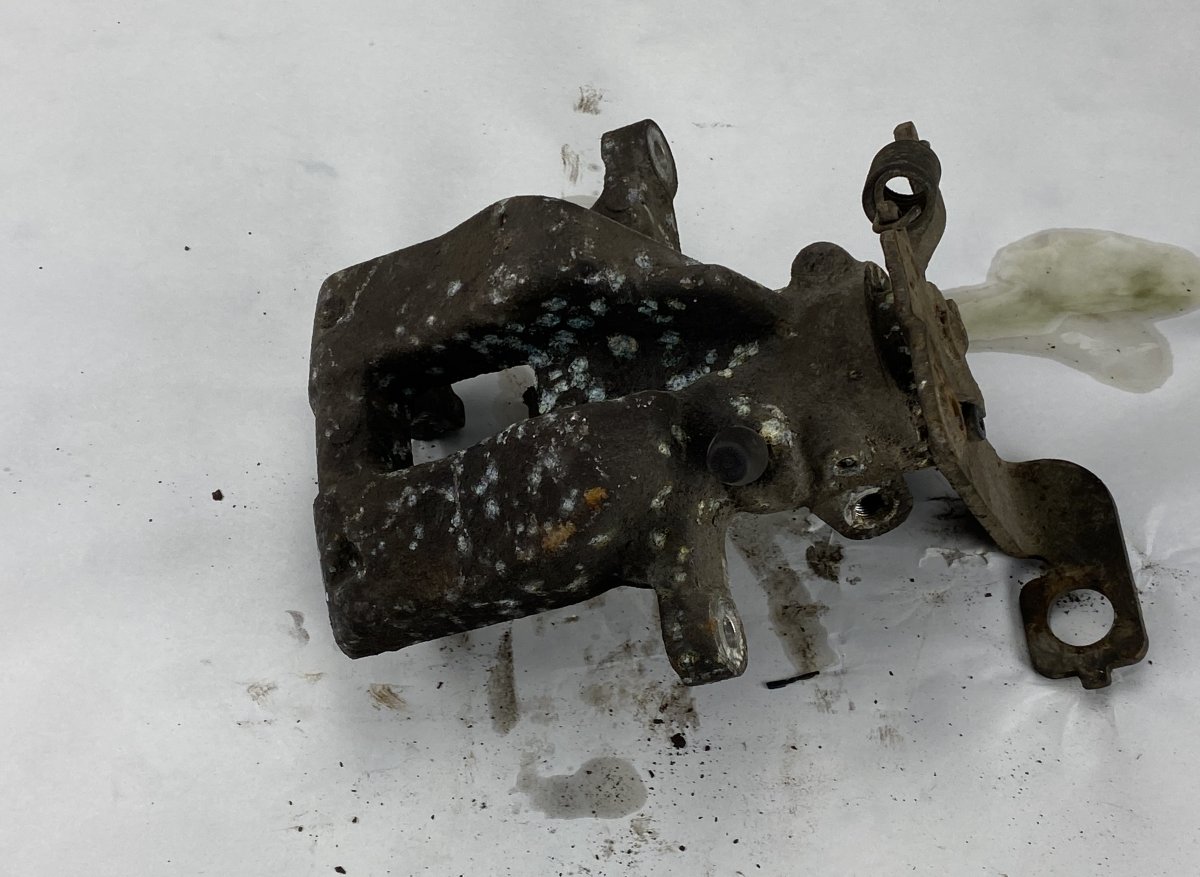 Toyota Avensis (T27) Brake caliper — rear right Brake caliper — rear right — TOYOTA AVENSIS (T2...