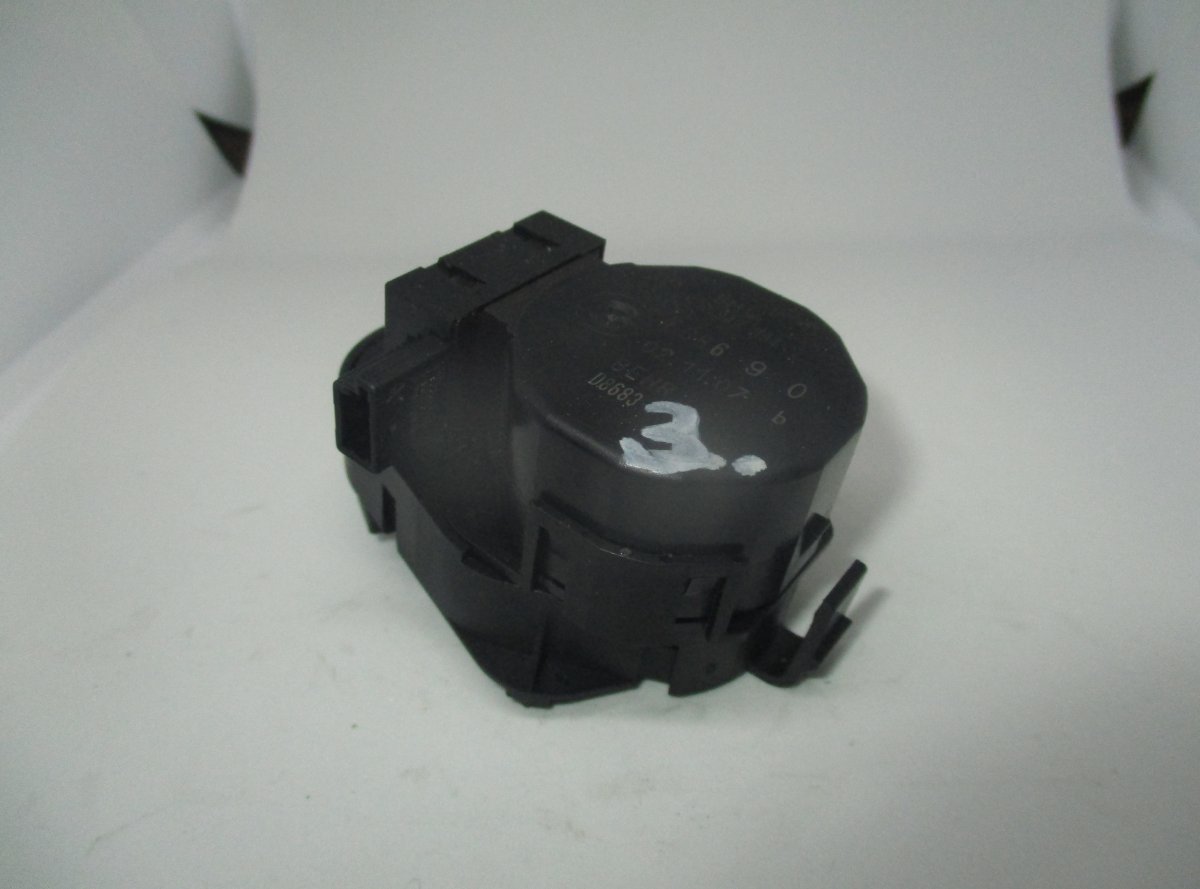 BMW 5 (E60 / E61) Evaporator air flow flap control motor BMW 5 (E60, E61) (2003-2010) Evaporator air flo...