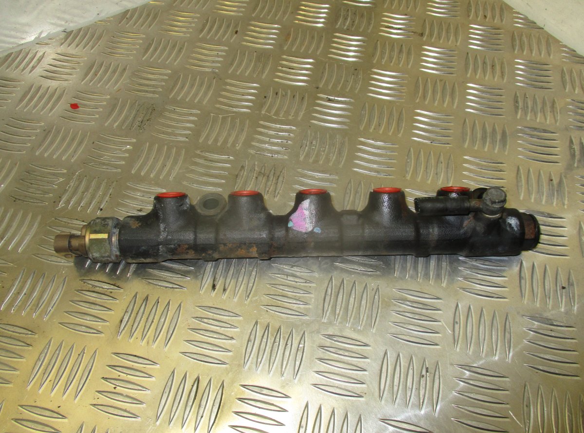 Toyota Previa Fuel Distributor / fuel rail TOYOTA PREVIA II (2000-2006) Fuel Distributor /...