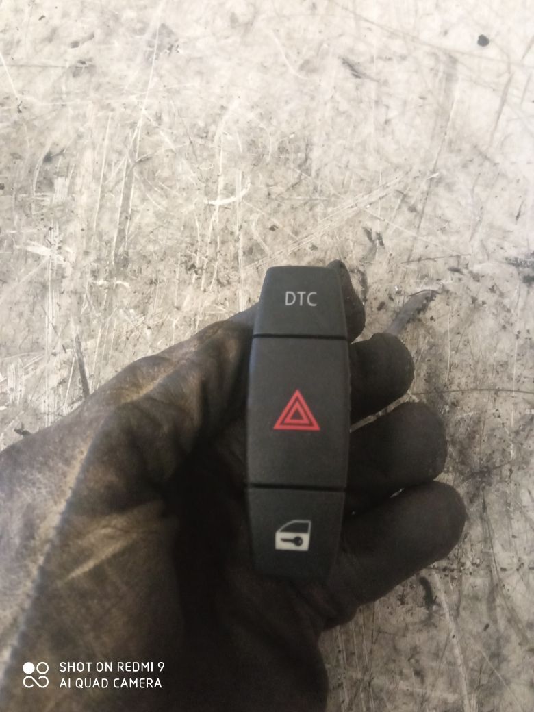 BMW 1 (E81 / E82 / E87 / E88) Hazard switch BMW 1 (E81, E82, E87, E88) (2003-2013) Hazard s...