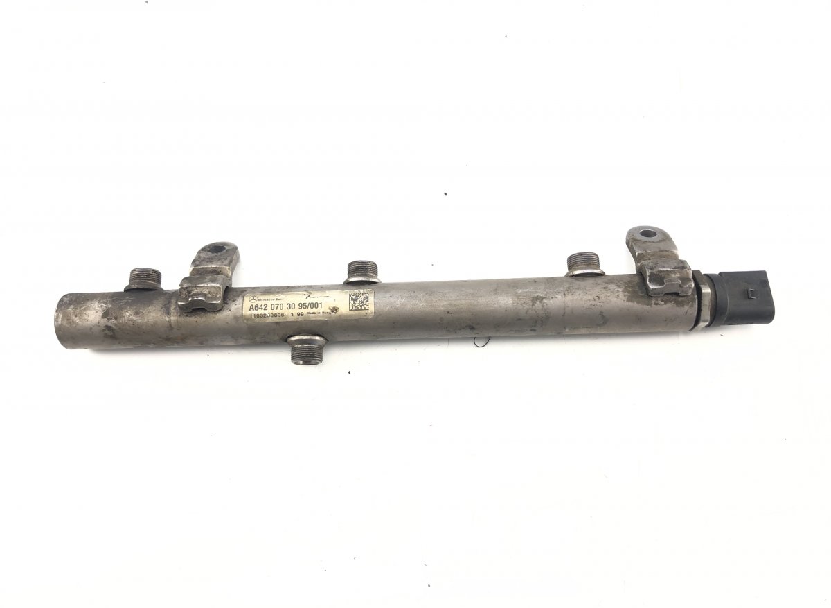 Mercedes-Benz A (W169) Fuel Distributor / fuel rail MERCEDES-BENZ C-CLASS (W204) (2007-2013) Fuel D...