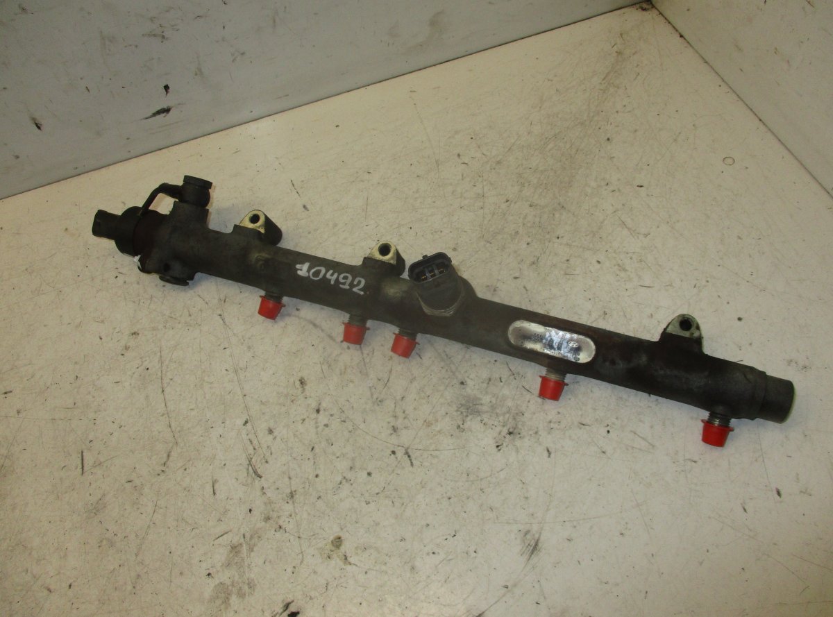 Hyundai Trajet Fuel Distributor / fuel rail Fuel distributor / fuel rail — HYUNDAI TRAJET (...