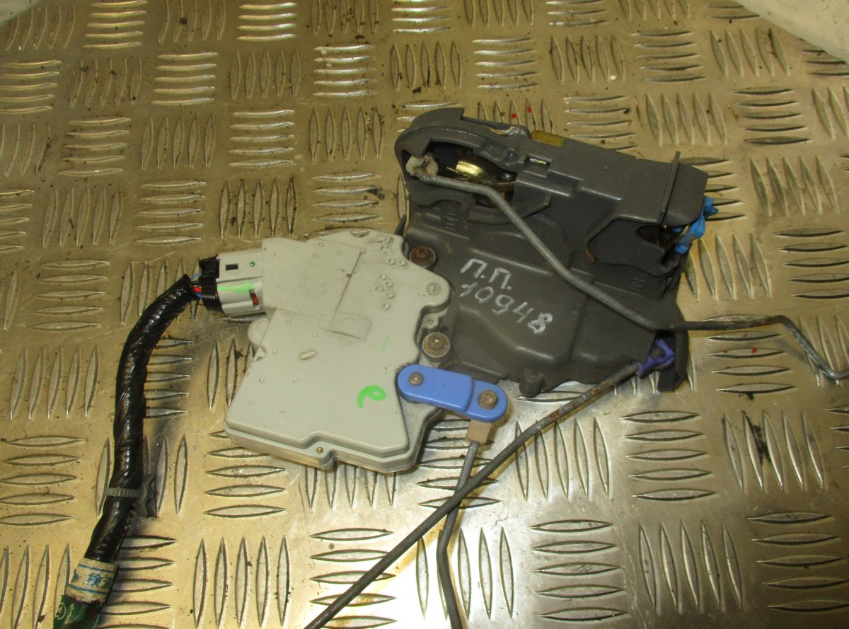 Nissan X-Trail Door lock — front right Door lock — front right — NISSAN X-TRAIL I (T30...