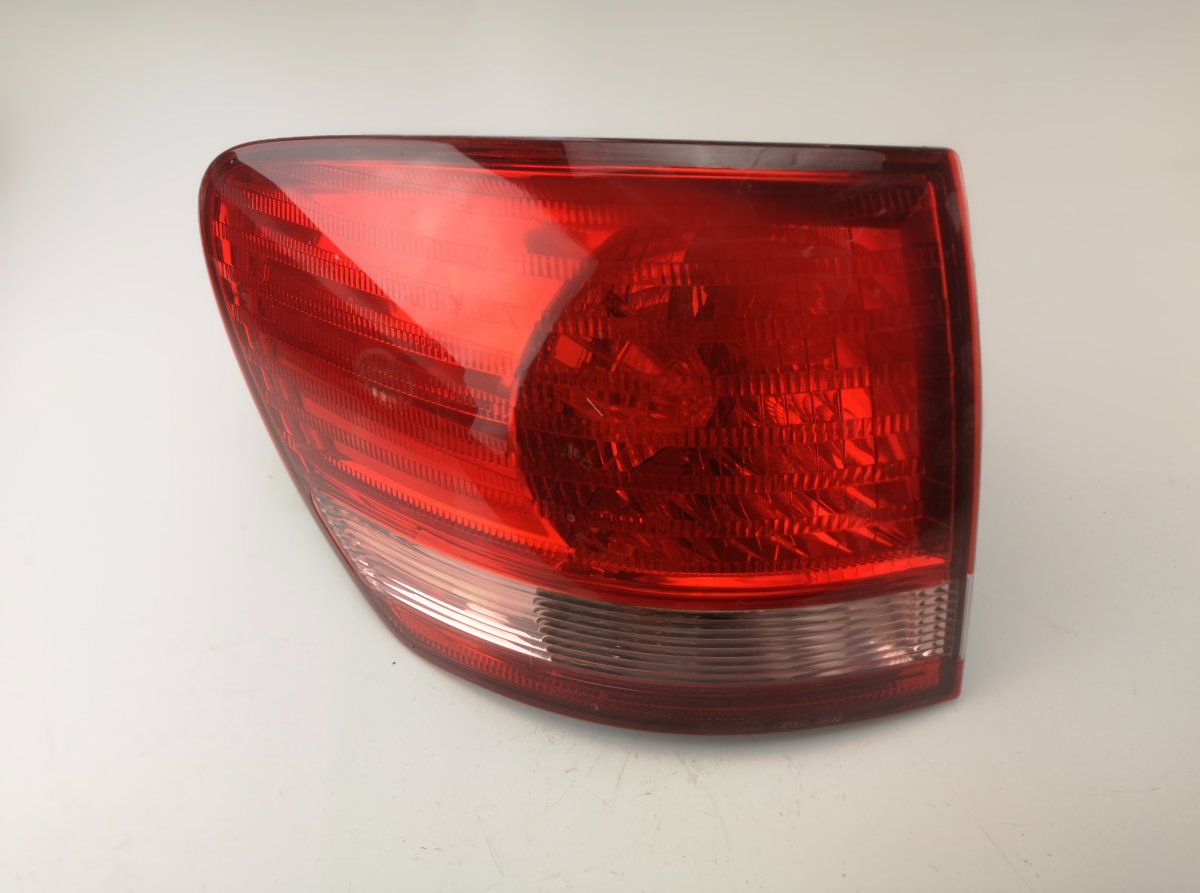 Toyota Avensis Verso tagatuli (vasak) TOYOTA AVENSIS VERSO (XM20) (2001-2009) Tail li...