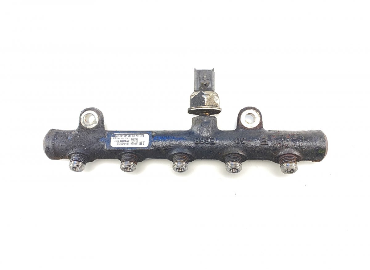 Volvo S40 Fuel Distributor / fuel rail VOLVO S40 / V40 (VS, VW) (1995-2004) Fuel Distr...