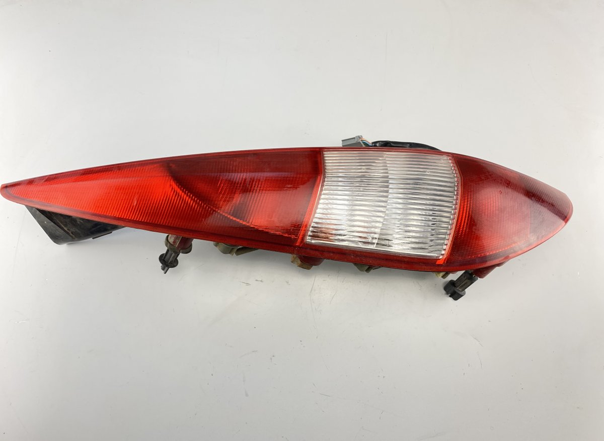 Ford Mondeo tail light left FORD MONDEO Mk III (2000-2007) Tail light left
...