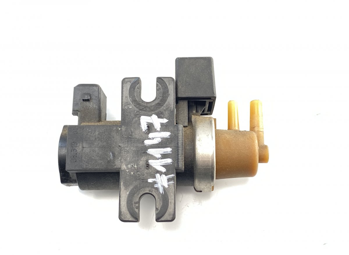 BMW 7 (F01 / F02 / F03 / F04) Engine Solenoid Valve BMW 7 (F01, F02) (2008-2016) Engine Solenoid Va...