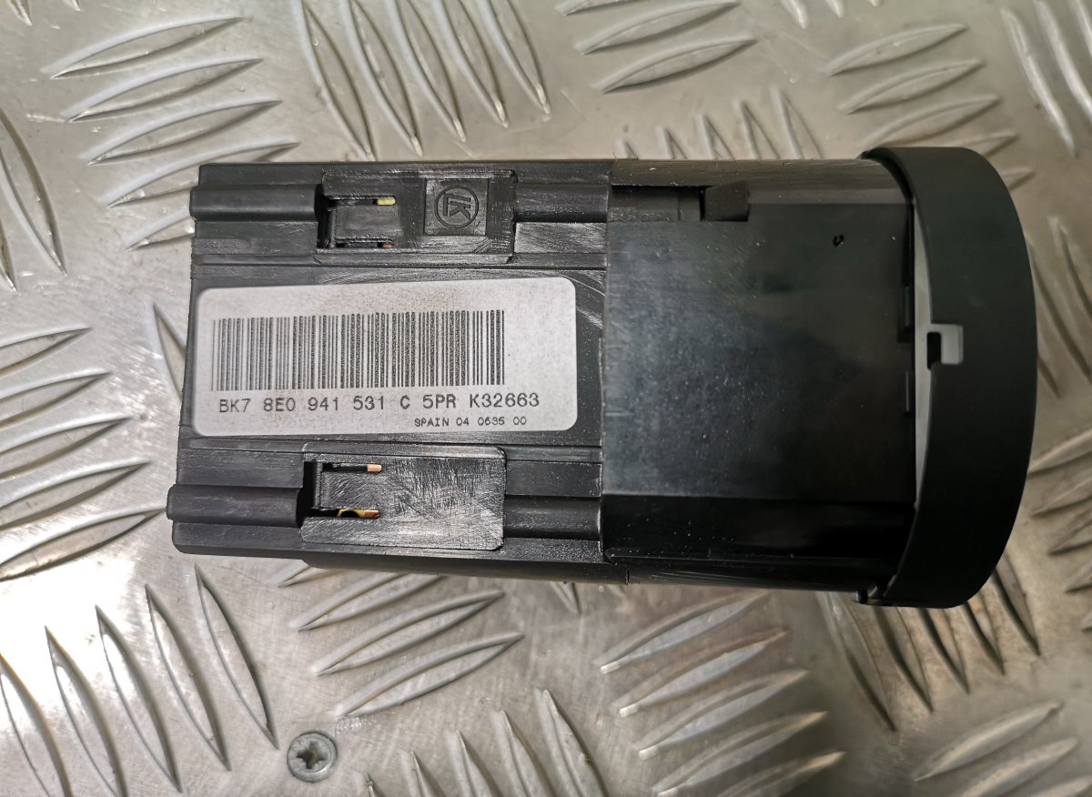 Audi A4 (B7) Headlight Switch AUDI A4 (B7) (2004-2008) Headlight Switch

Gene...