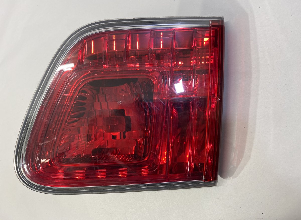 Toyota Avensis (T27) Inner tail light, right TOYOTA AVENSIS (T270) (2009-2018) Inner tail li...