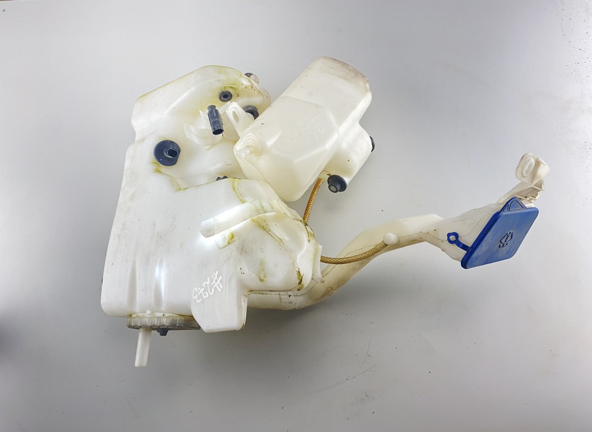 Mercedes-Benz CLS (C219) Window washer reservoir MERCEDES-BENZ CLS (C219) (2004-2010) Window was...