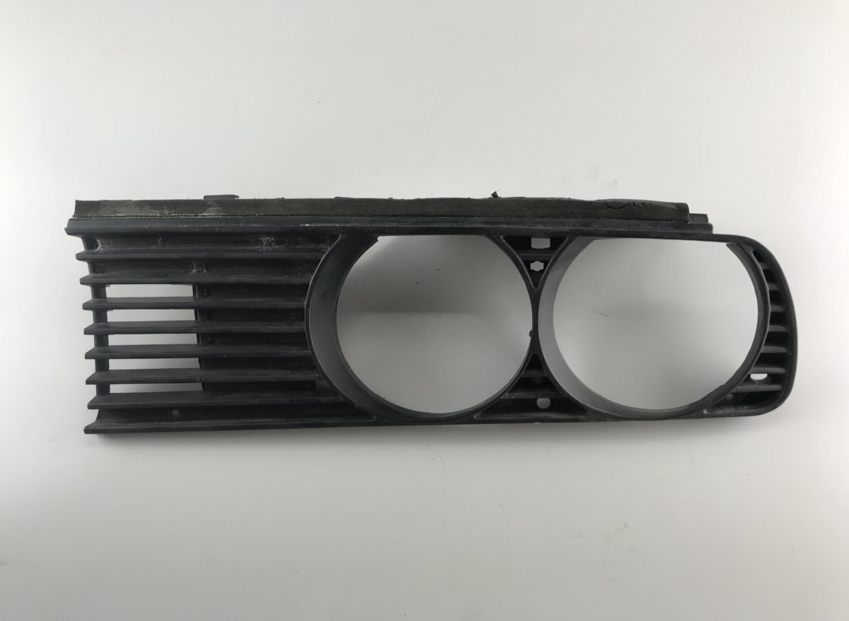 BMW 3 (E30) Radiator Grille left part BMW 3 (E30) (1982-1994) Radiator Grille left pa...
