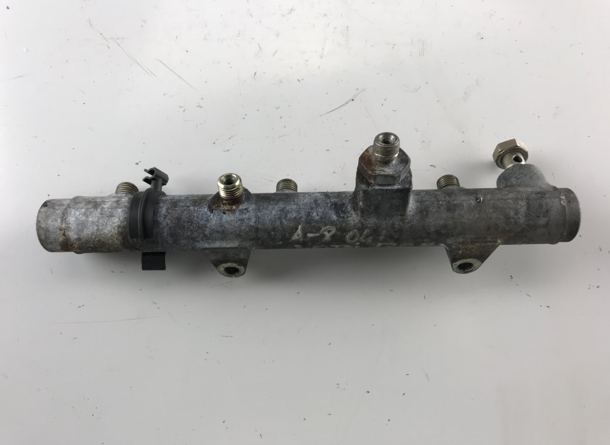 Audi A8 (D3) Fuel Distributor / fuel rail