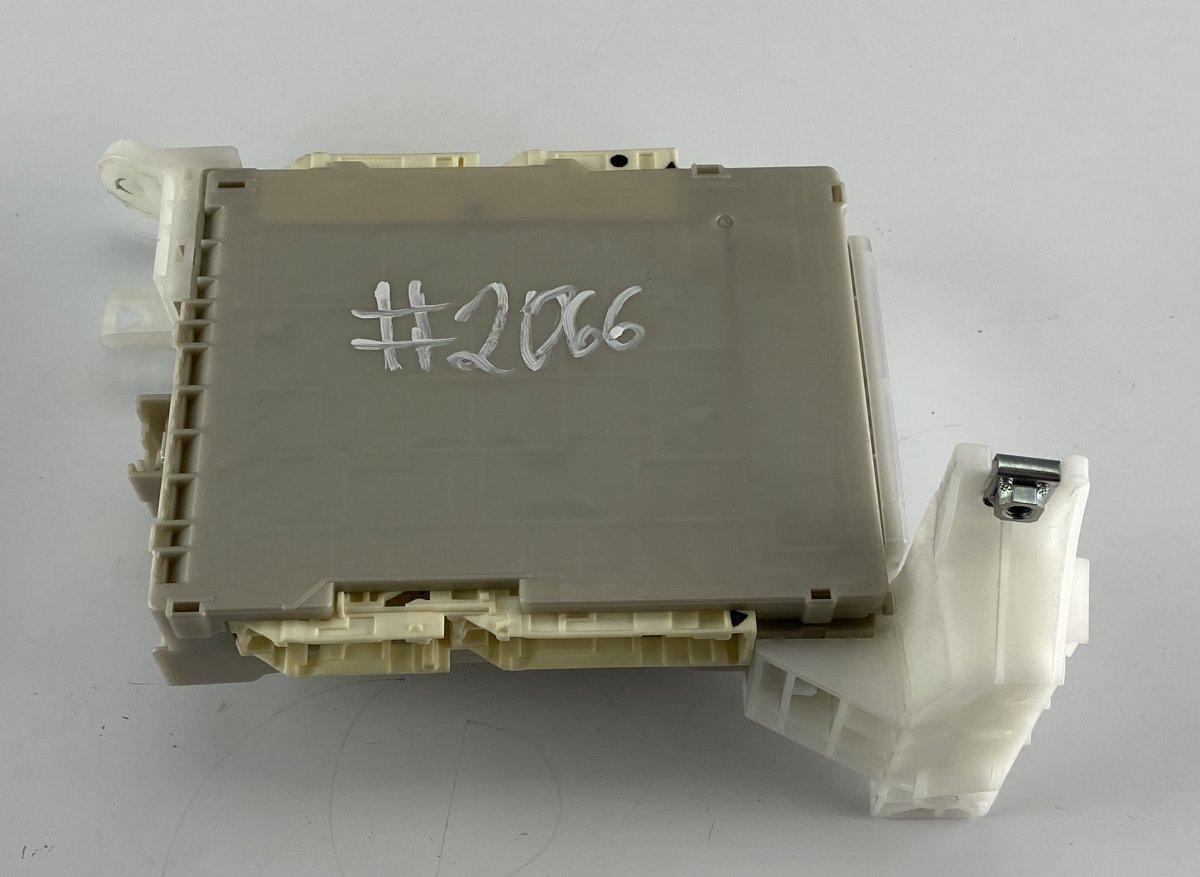 Toyota Prius Fuse box TOYOTA PRIUS III (XW30) (2009-2015) Fuse box 82...