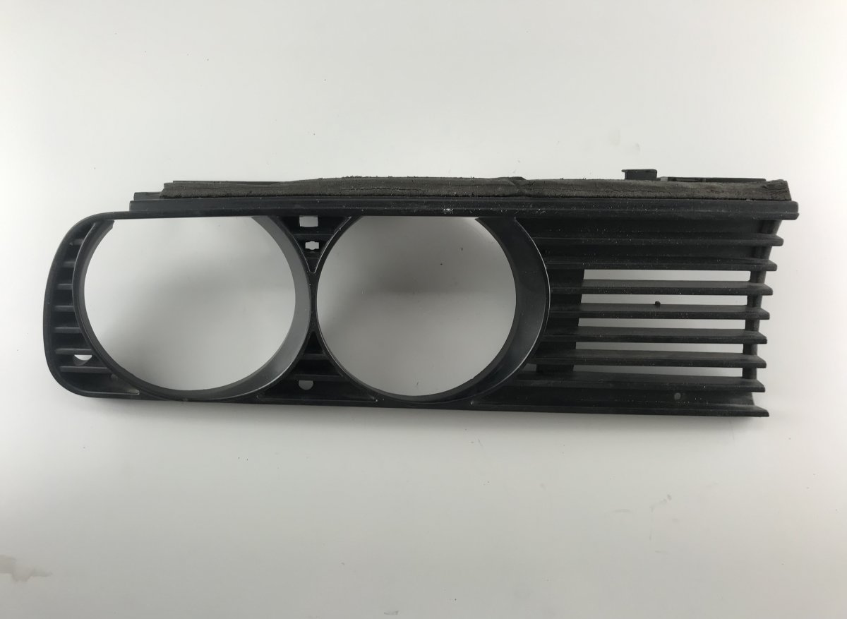 BMW 3 (E30) Radiator Grille right part BMW 3 (E30) (1982-1994) Radiator Grille right p...